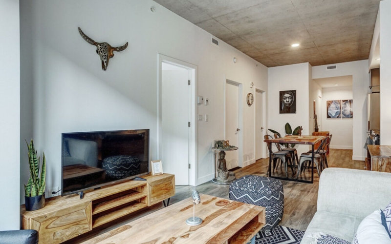 Furnished 2 Bedroom with 2 Bathrooms in Vancouver | Richard & Pender Building