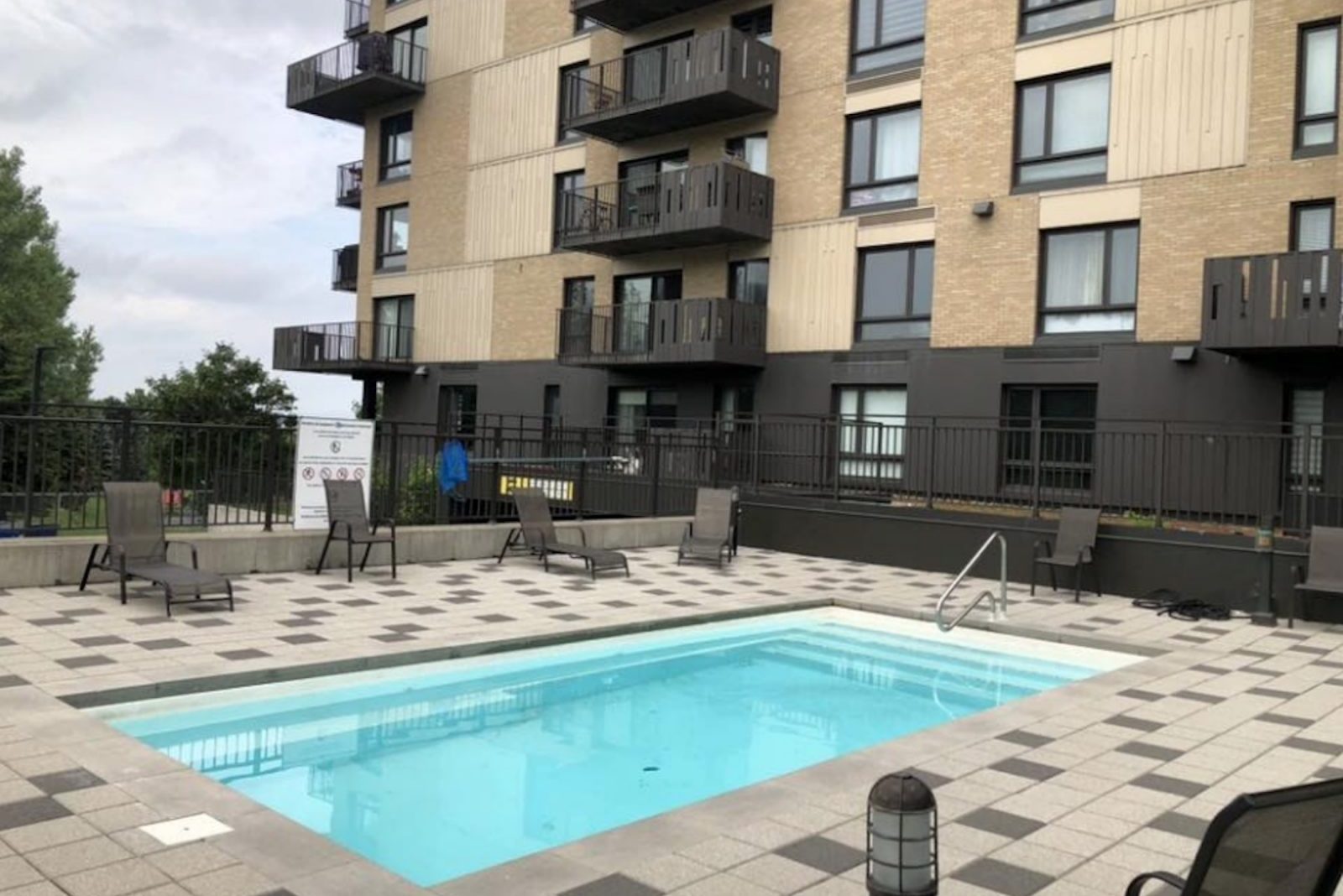 Piscine extérieure au complexe d'appartements La Garde à Québec